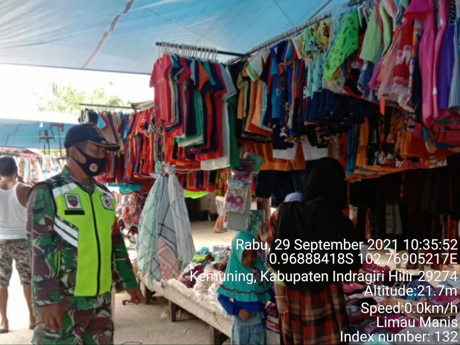 Babinsa 09/Kemuning Rutin Lakukan Penegakan Prokes di Pasar Limau Manis