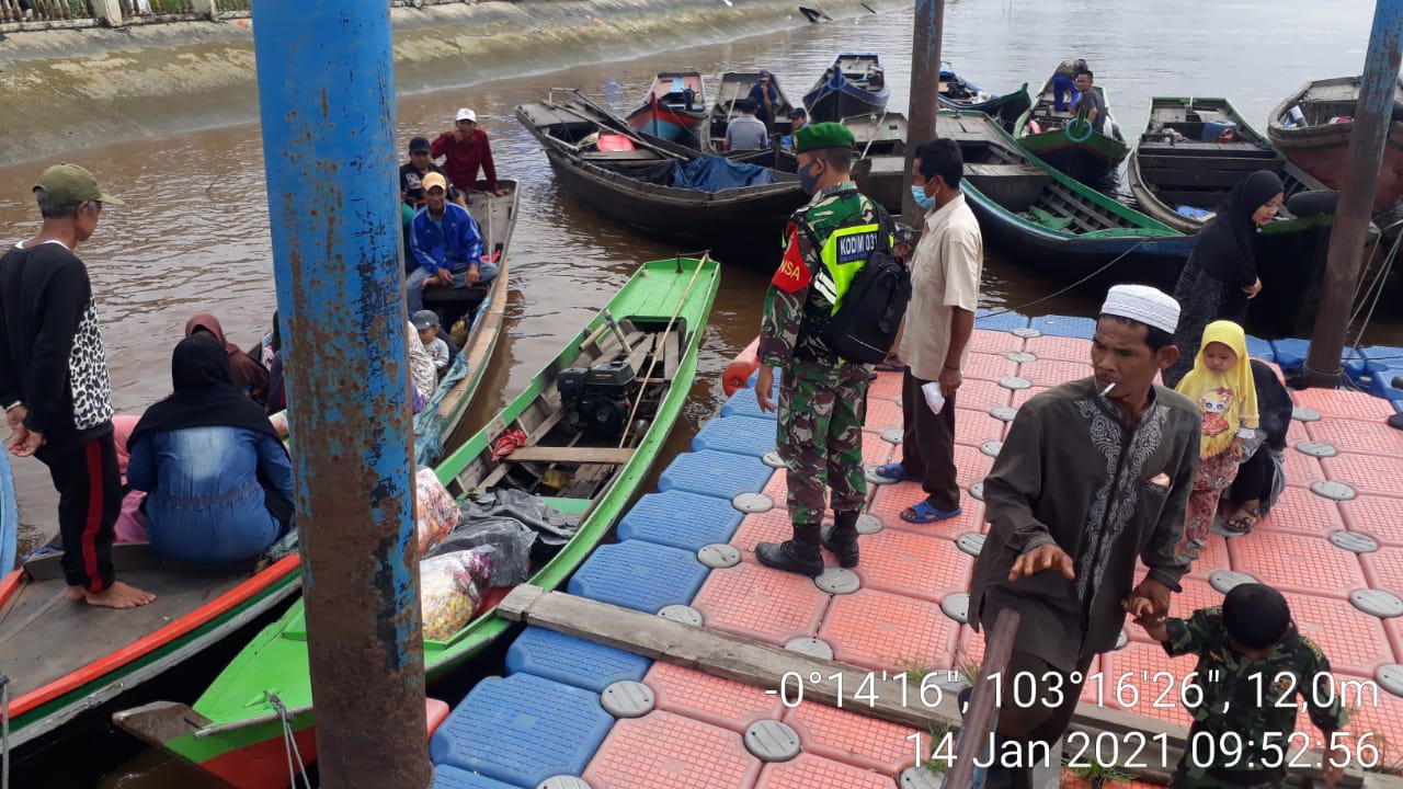 Babinsa Sungai Piring Lakukan Penegakkan Disiplin di Pelabuhan