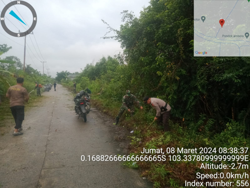 Jum’at Bersih, Babinsa Koramil 05/Gas Goro Bersama Warga Bersihkan Bahu Jalan