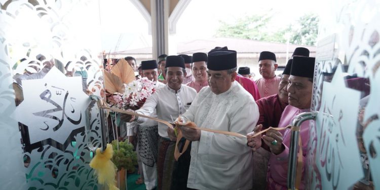 Resmikan Masjid Rahmatullah 2, Wagubri Diminta untuk Potong Pita