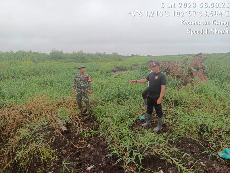 Babinsa Koramil 05/Gas Kopda Chandra Manto Talihora Patroli Rutin Lakukan Sosialisasi Karhutla