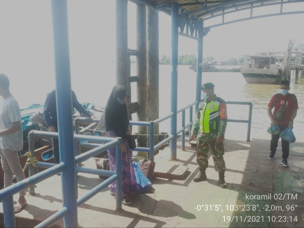 Awasi Penumpang yang Datang dan Turun, Babinsa Koramil 02/Tanah Merah Tegakkan Protkes
