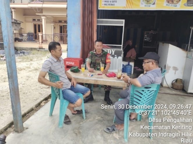 Rutin Lakukan Komsos, Babinsa Koramil 09/Kemuning Bangun Kedekatan Bersama Warga