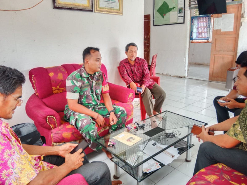 Ciptakan Suasana Yang Asri, Babinsa Koramil 09/Kmg Himbau Agar Saling Bahu Membahu Bersama Aparat Desa