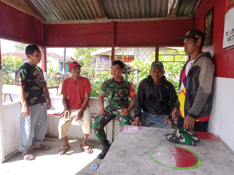 Babinsa Praka Chandra Winata Koramil 03/Tpl Berikan Komsos Pancasila Kepada Warga Kampung Pancasila Kel. Sungai Salak