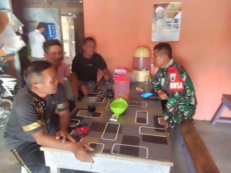 Babinsa Sertu  Wisnu Hartono  Ciptakan  Keamannan Melalui Komsos dengan Tomas di Desa Binaan
