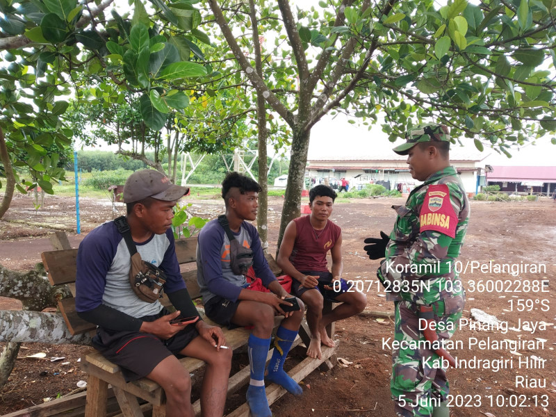 Babinsa Koramil 10/Pelangiran Terus Lakukan Interaksi dan Berbaur Dengan Sesama Wilayah Binaan