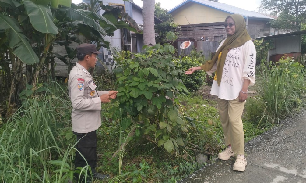 Personil Polsek Enok Monitoring Pekarangan Enok, Imbau Warga Optimalkan Lahan untuk Tingkatkan Perekonomian