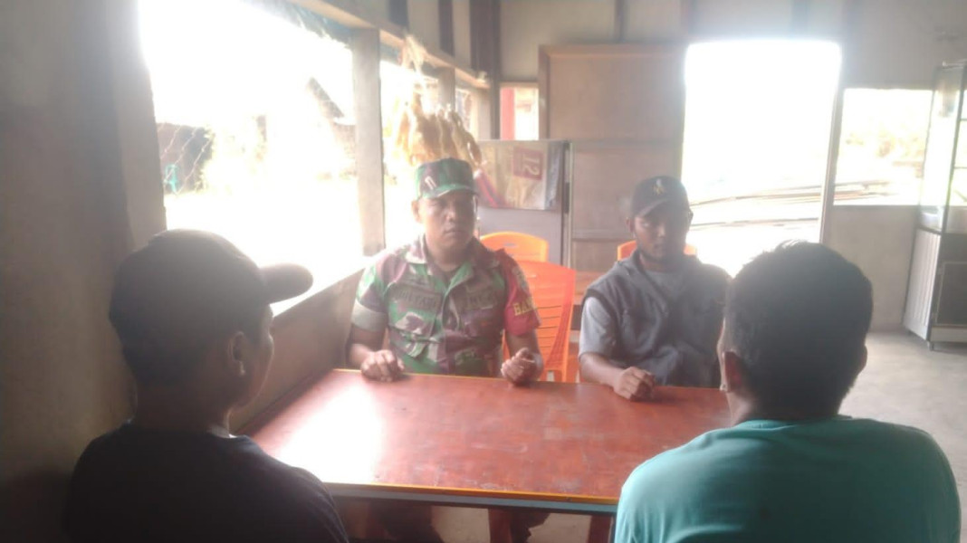 Babinsa Koramil 03/Tpl Sambangi Warga Yang Berkumpul Santai Guna Lakukan Komsos