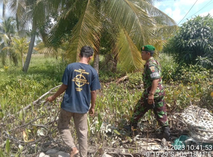 Babinsa Koramil 04/Kuindra Himbau Warga Untuk Bersama-sama Jaga Hutan