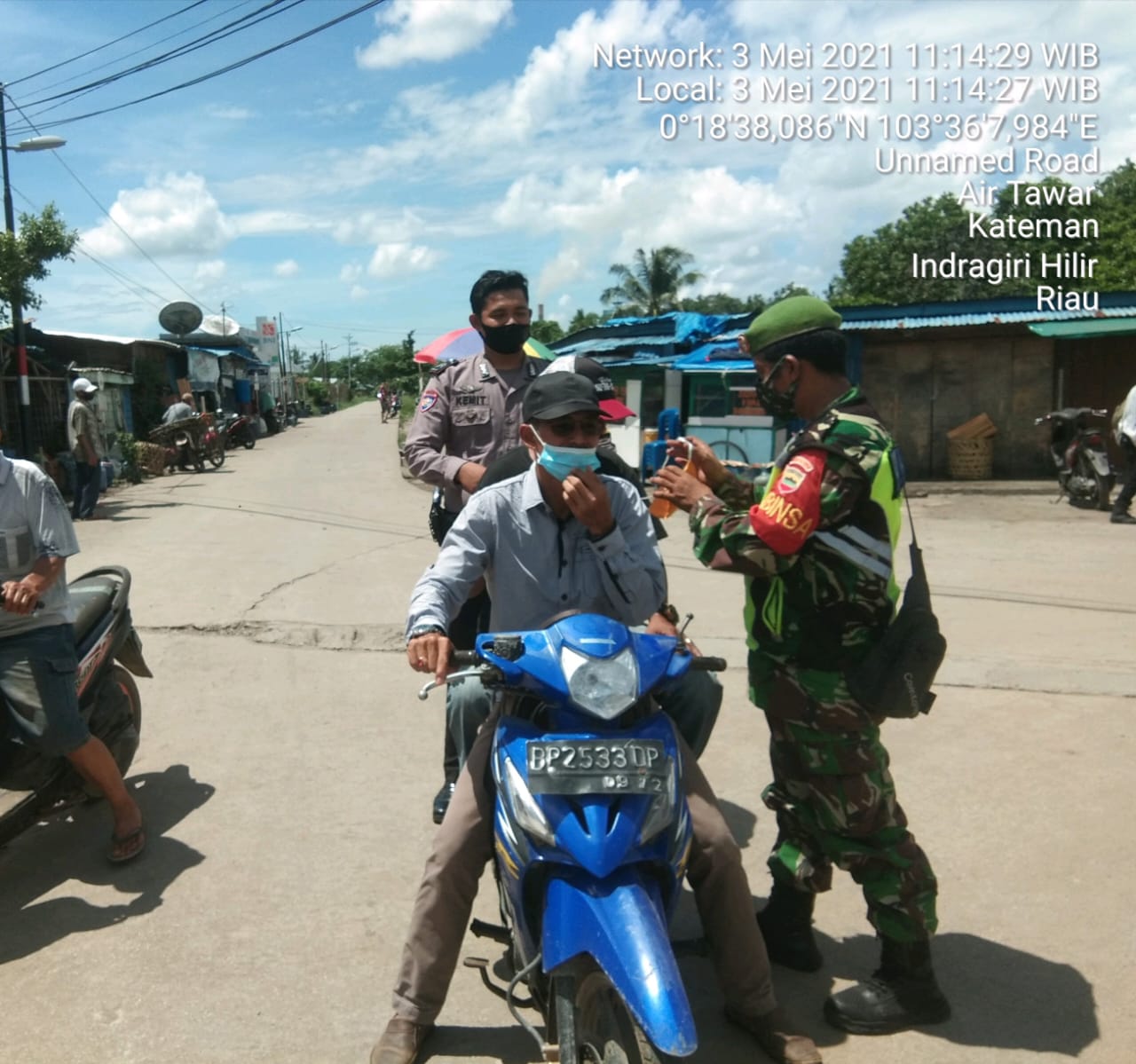Babinsa Koramil 06/Kateman Bagikan Masker dan Himbau Pengguna Jalan untuk Patuh Prokes