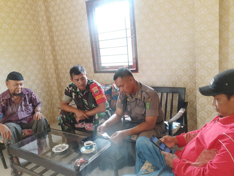 Dengan Komsos, Babinsa Koramil 07/Reteh Wujudkan Pemilu Damai di Desa Binaan