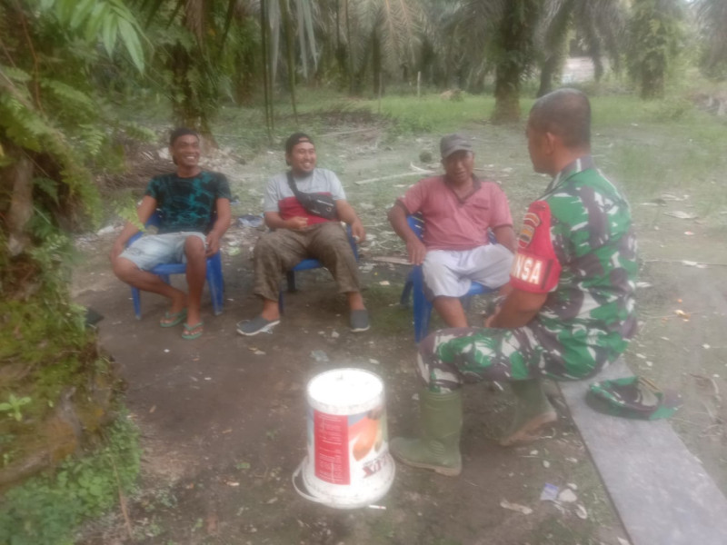 Babinsa Koramil 09/Kemuning Bentuk Kedekatan Ke Warga Binaan