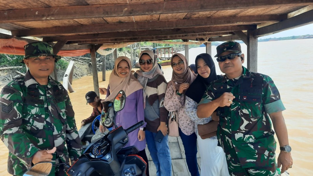 Danramil 03/Tempuling dan Babinsa Tempuh Jalur Sungai Untuk Jalin Silaturahmi dengan Kades Harapan Jaya Guna Wujudkan Kemitraan yang Kuat