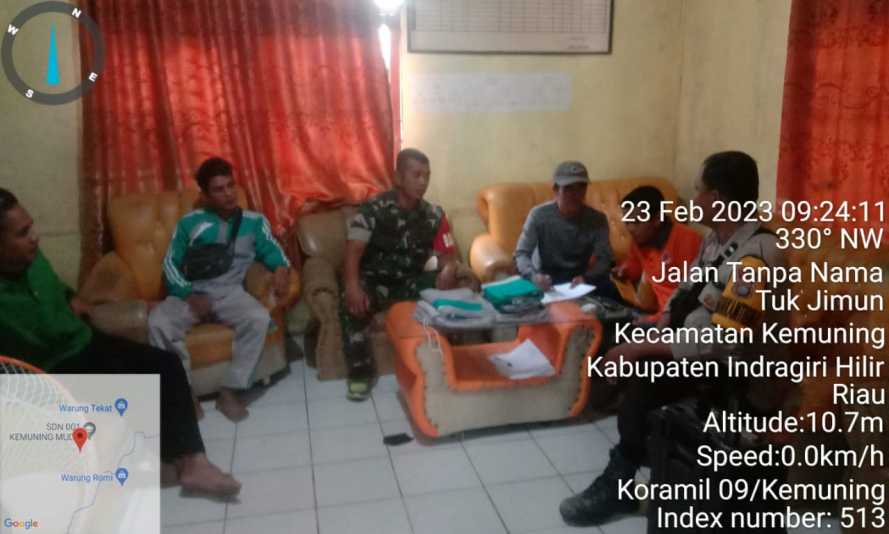Babinsa Koramil 09/Kemuning Jalin Komsos Bersama Bhabinkamtibmas dan Perangkat Desa