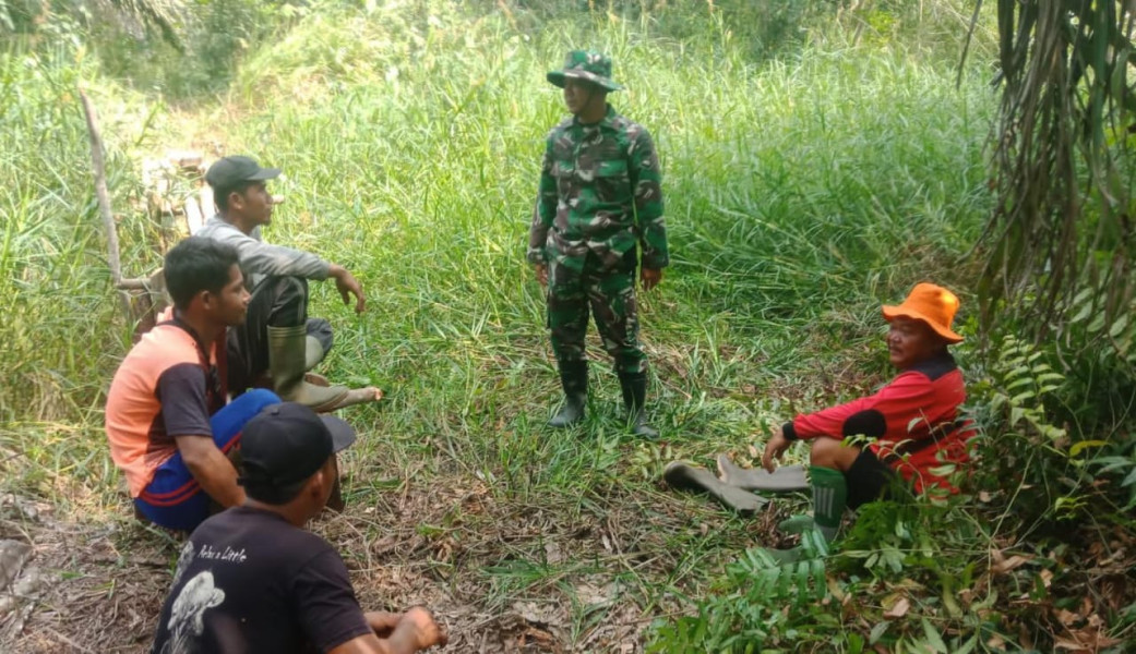 Tingkatkan Kewaspadaan, Patroli Karhutla Dilakukan Rutin Oleh Babinsa Koramil 03/Tpl Bersama MPA