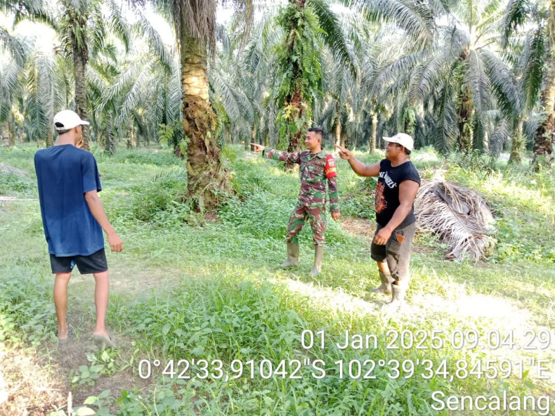 Babinsa Koramil 09/Kemuning Semakin Gencar Lakukan Patroli dan Sosialisasi Karhutla
