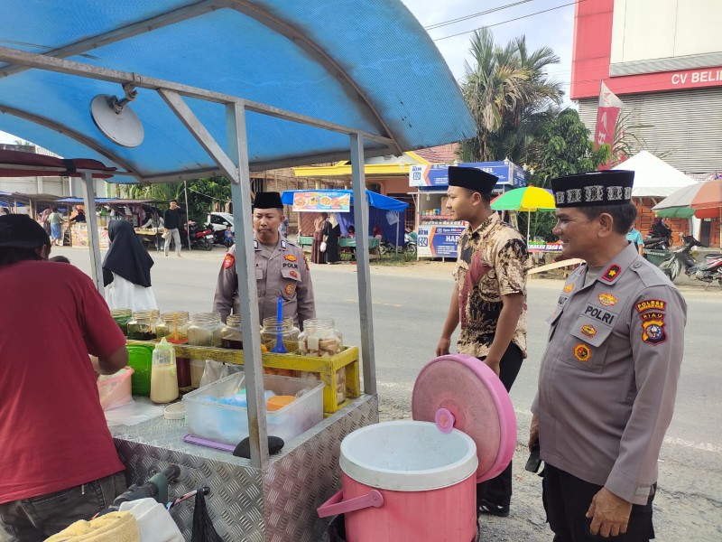 Kapolsek Kemuning Pimpin Pengamanan Pasar Wadai di Kelurahan Selensen