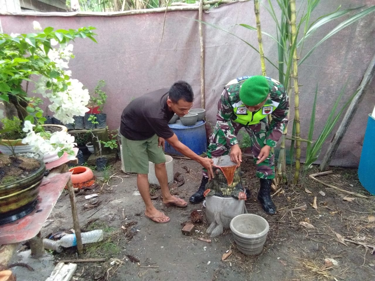 Babinsa Koramil 03/Siak Kodim 0303/Bengkalis Dukung Ekonomi Pengerajin Pot dan Bunga Bonsai Melalui 