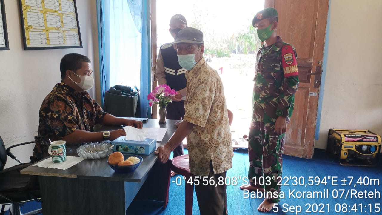 Babinsa Koramil 07/Reteh Dampingi Penyaluran BLT di Desa Tanjung Labuh