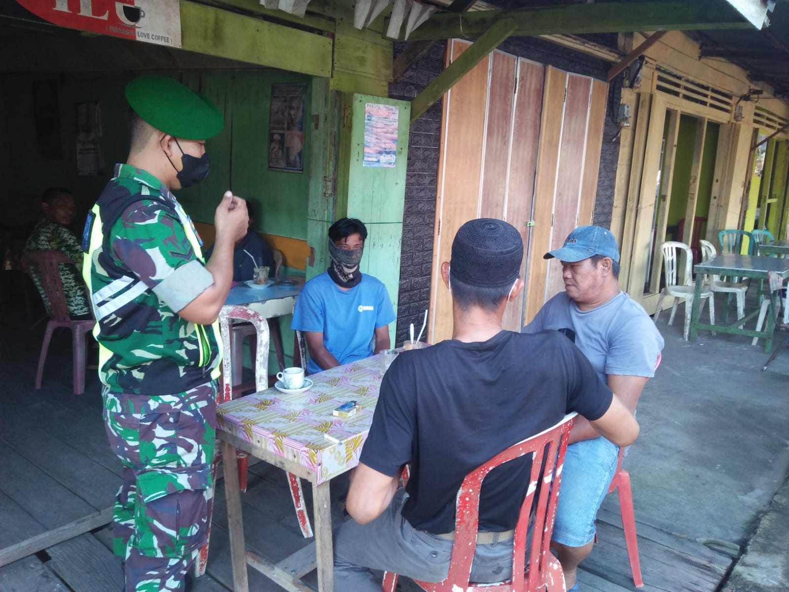 Personil Koramil 04/Kuindra Tetap Berikan Himbauan Patuhi Protkes