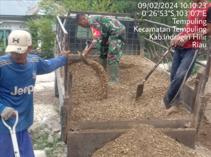 Bergerak Bersama Rakyat, Babinsa 03/Tpl Gotong Royong Timbun Jalan Berlubang di Binaan