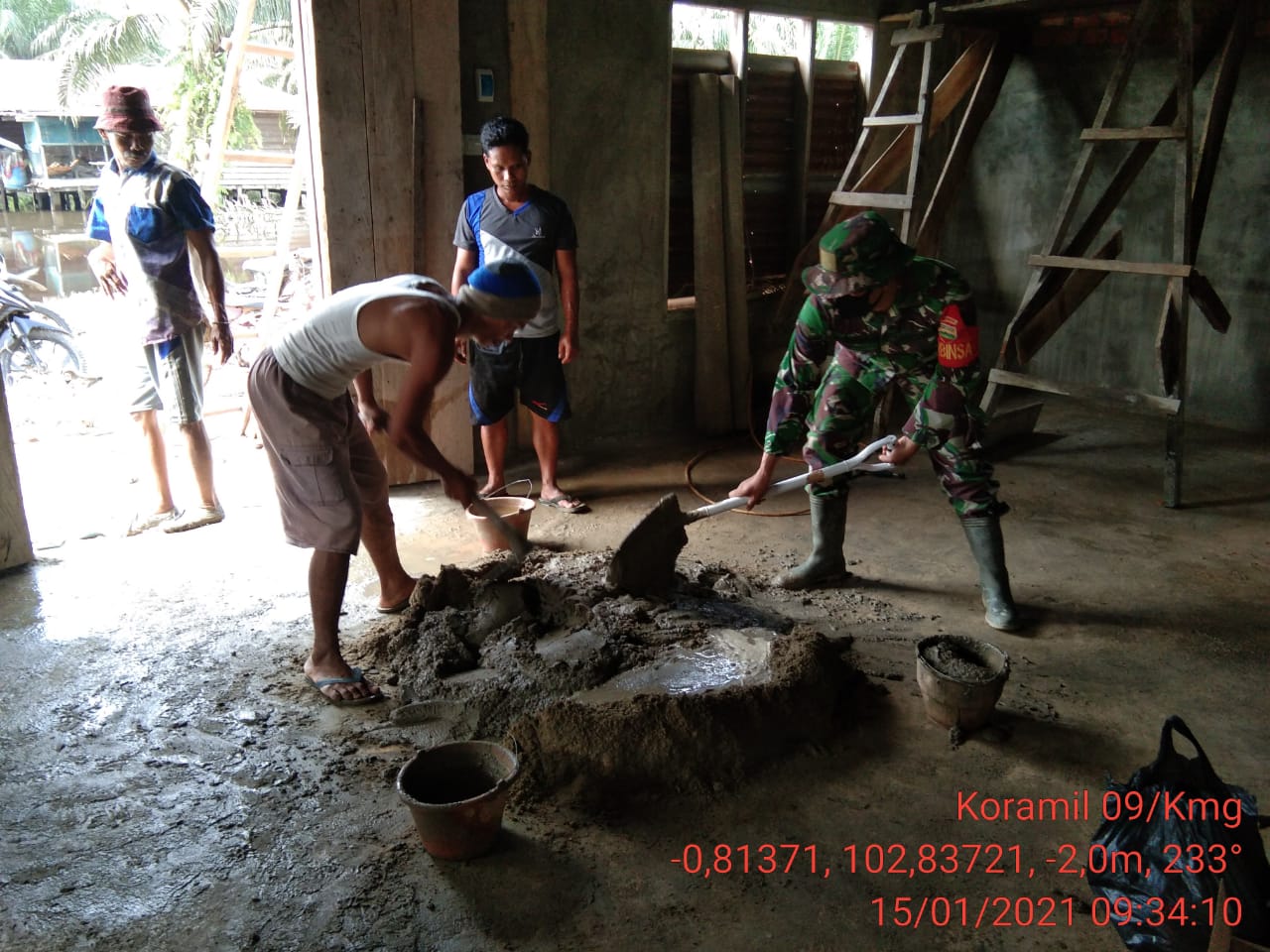 Babinsa Koramil 09/Kemuning Goro Bangun Mushala di Talang Jangkang