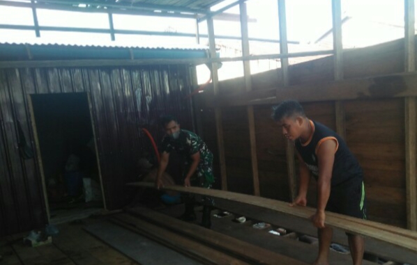 Gotong Royong Untuk Memperbaiki Rumah Warga Oleh Babinsa Koramil 04/Kuindra Serda Mas Yayat