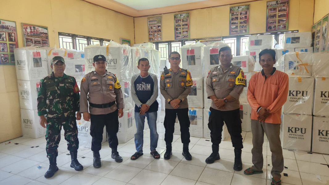 Kapolsek Kempas Bersama Ketua PPK Lakukan Pengecekan Logistik Pilkada di Gudang PPK Pasca Pencoblosan