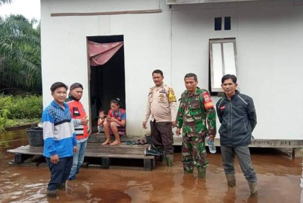 Lagi, Babinsa 03/Tempuling Patroli Wilayah Banjir Di Desa Karya Tunas Jaya