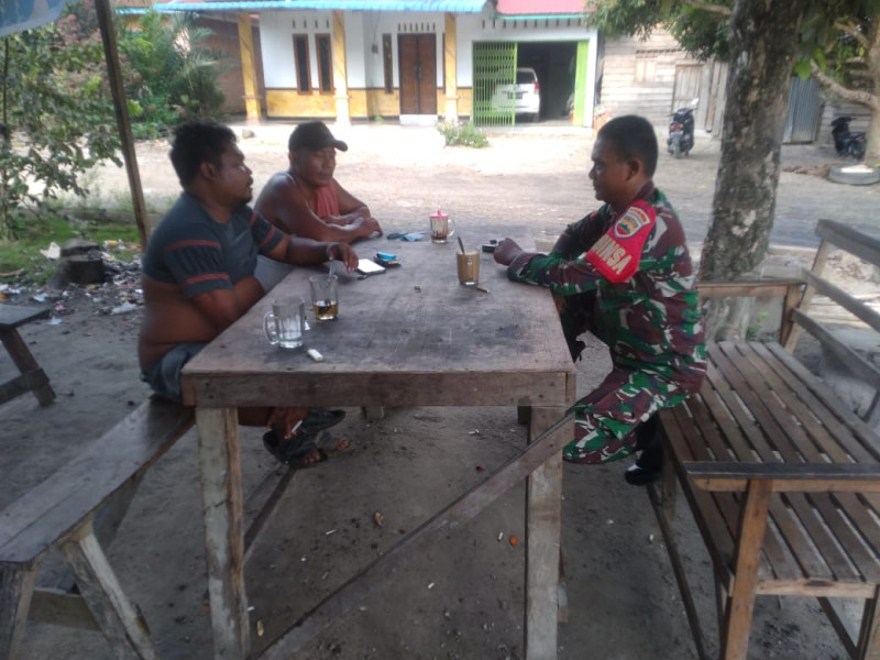 Tingkatkan Rasa Kepedulian Antar Sesama Melalui Komsos Bersama Babinsa Koramil 09/Kmg