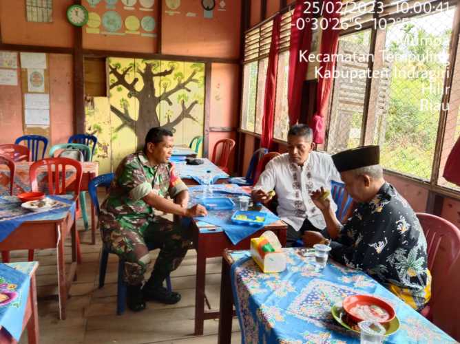 Babinsa 03/Tpl Komsos Dengan Tomas Dan Aparat Desa Binaan