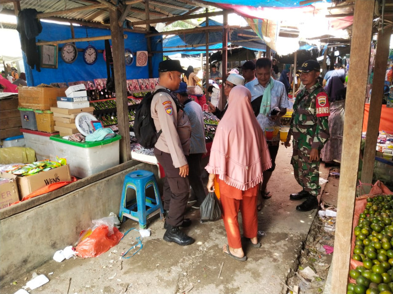 Pemantauan Terhadap Pasar Tradisional Oleh Babinsa Koramil 09/Kemuning Untuk Melihat Perkembangan di Pasar