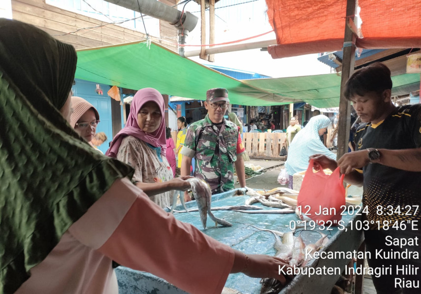 Turun Ke Pasar, Babinsa Koramil 04/Kuindra Pantau dan Himbau Untuk Terus Menjaga Kebersihan Lingkungan