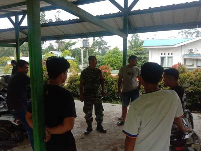 Mempererat Silaturahmi Antara Babinsa Koramil 09/Kemuning dan Masyarakat Binaan