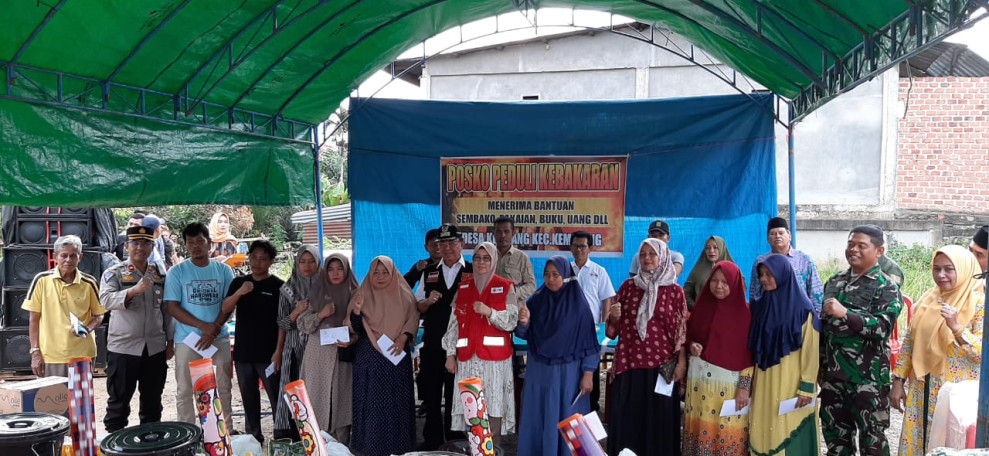 Danramil 09/Kemuning Dampingi Bupati Inhil Pemberian Sembako Kepada Warga Yang Terkena Musibah Kebakaran