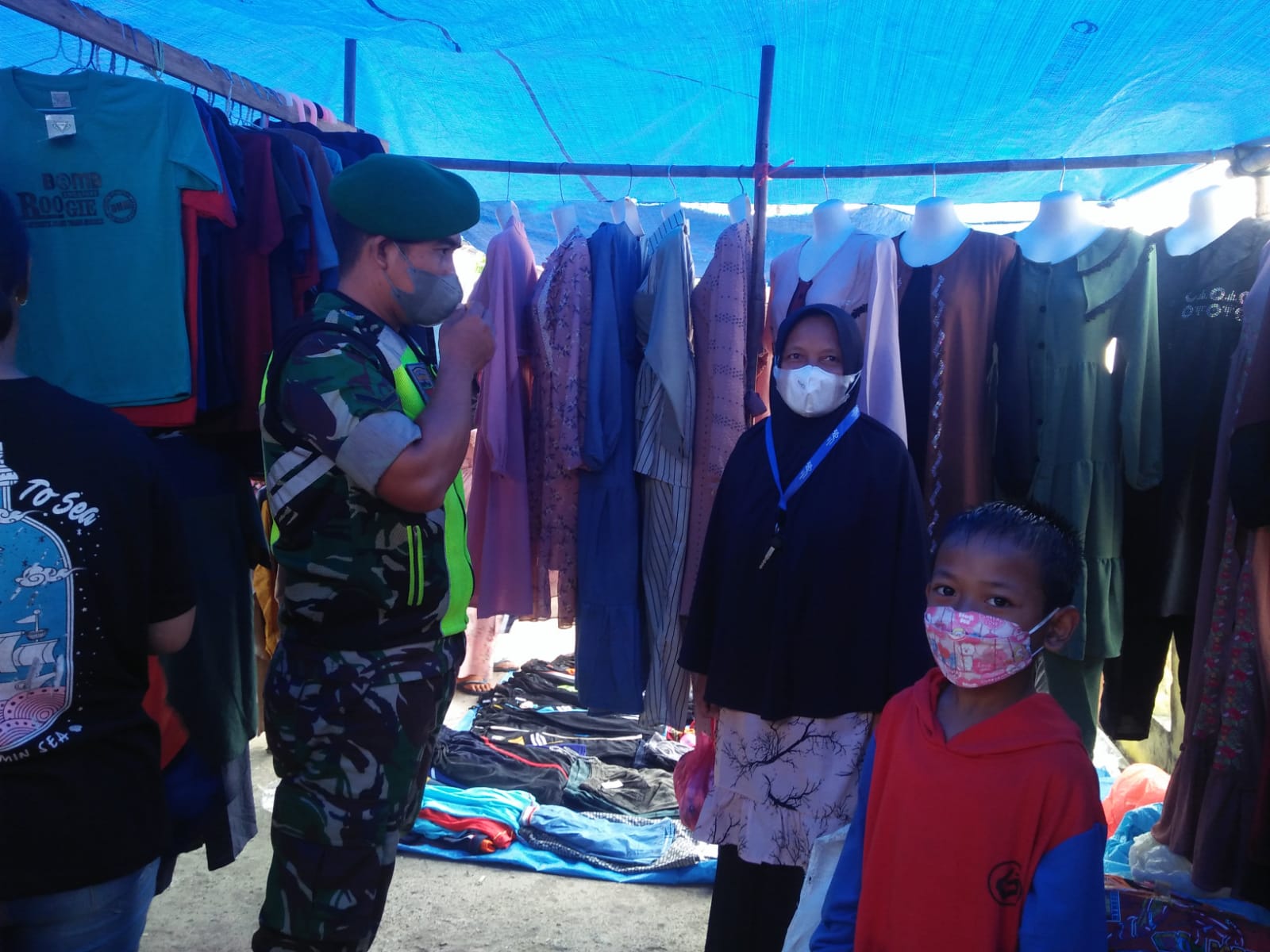 Babinsa Koramil 04/Kuindra Ingatkan Warga yang Datang Kepasar untuk Tetap Menggunakan Masker