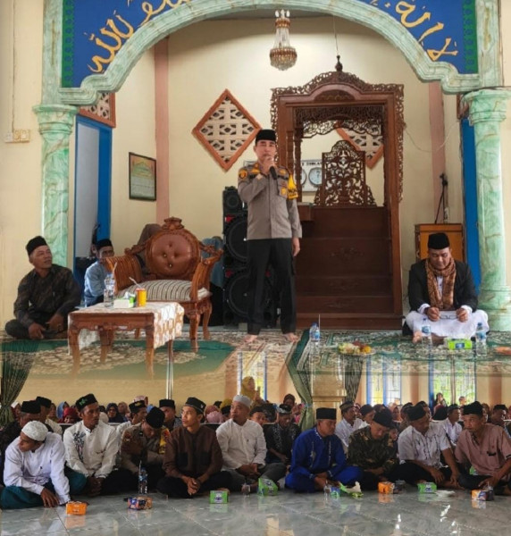 Dalam Acara Maulid Nabi, Kapolsek Kempas Sampaikan Himbauan Pilkada Damai