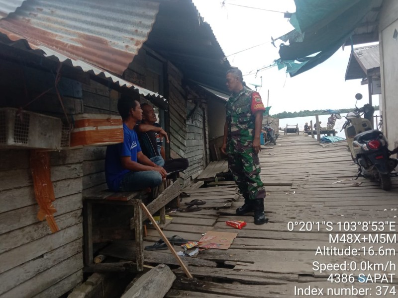 Malalui Komsos Babinsa Koramil 04/Kuindra Pupuk Silaturahmi dengan Masyarakat