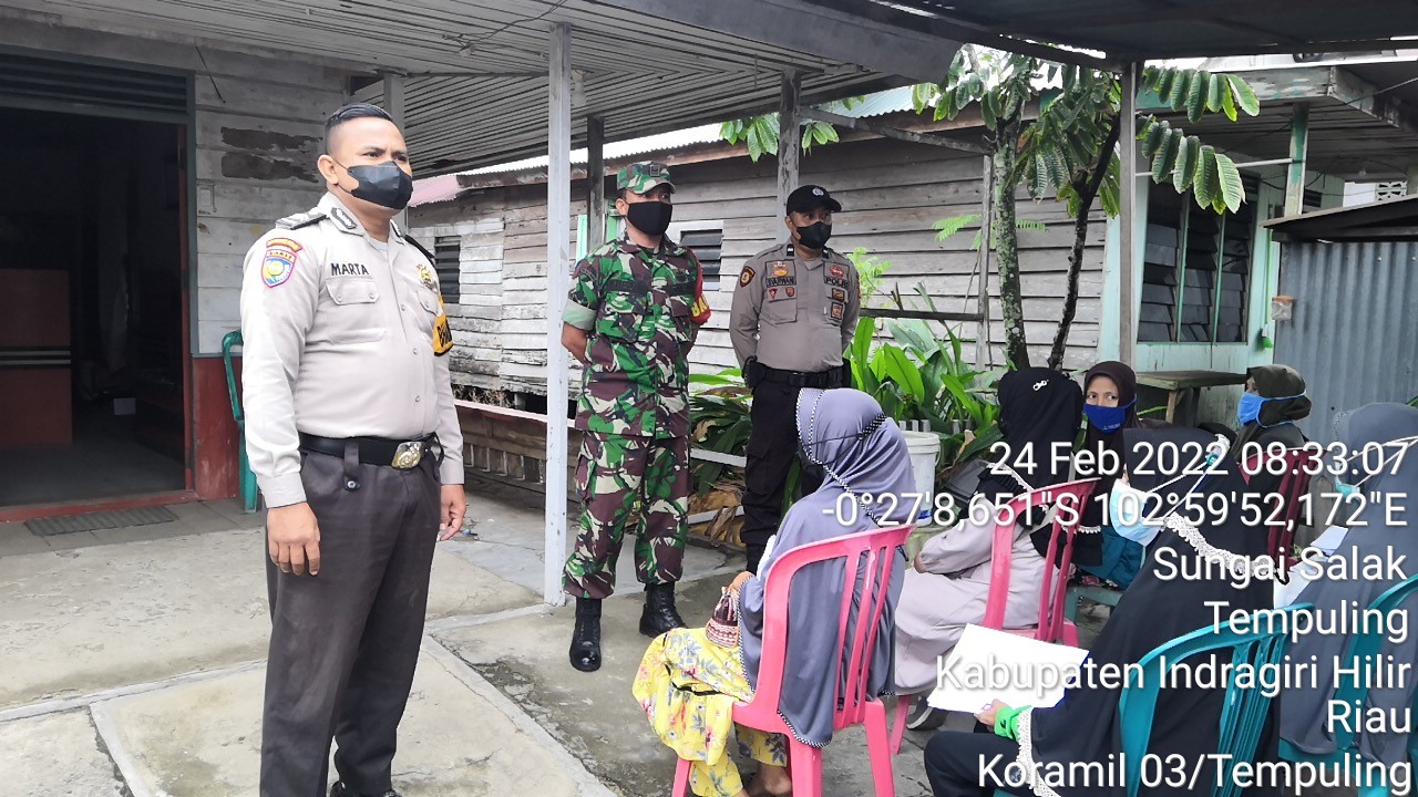 Koramil 03/Tempuling Dampingi Penyaluran Bantuan Sosial Sembako Dikantor Pos