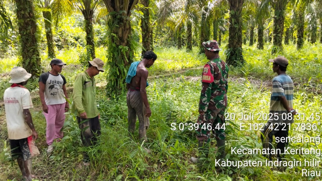 Babinsa Koptu Setiawan Harianto Terus Mewaspadai Karhutla di Desa Binaan