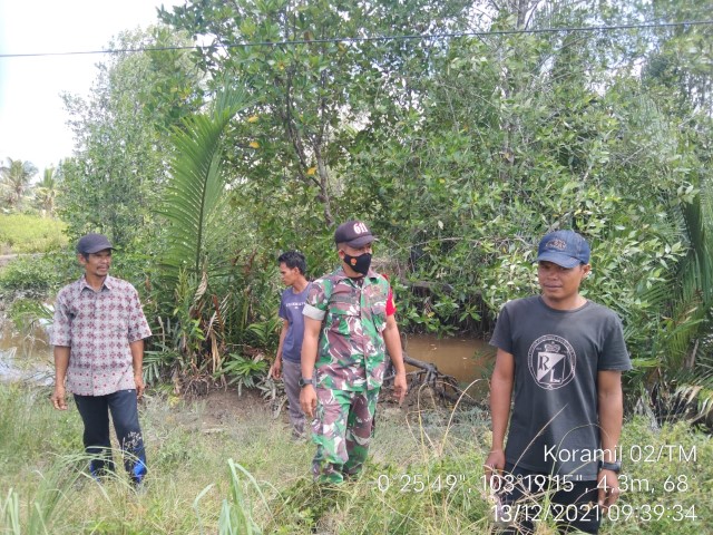 Cegah Kebakaran, Anggota Koramil 02/Tanah Merah Gelar Patroli dan Sosialisasi Karhutla