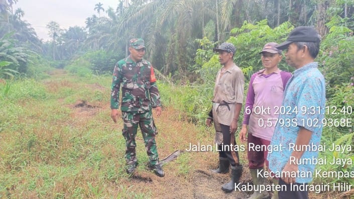 Meski Sering Hujan, Babinsa Koramil 03/Tpl Kopda Jalaludin Terus Gencarkan Patroli dan Sosialisasi Karhutla di Wilayah Binaan