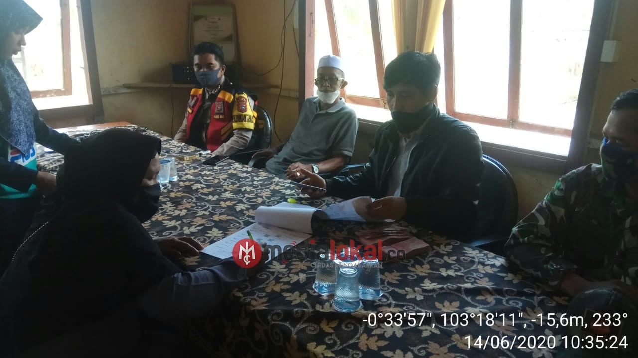 Koramil 02/Tanah Merah Kawal Pembagian BST di Desa Sungai Nyiur