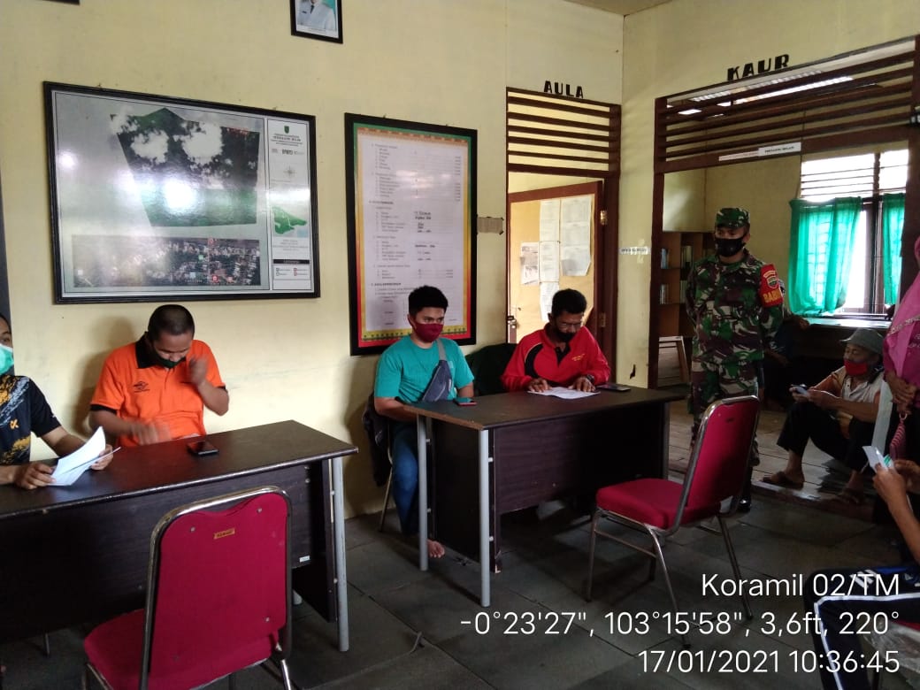 Babinsa Desa Tanjung Baru Koramil 02/Tanah Merah Dampingi Penyaluran BSP