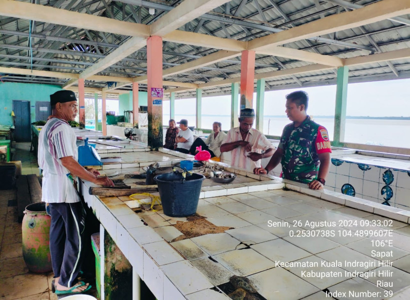 Babinsa Koramil 04/Kuindra Turun Ke Pasar Untuk Lakukan Pemantauan Terhadap Harga Sembako