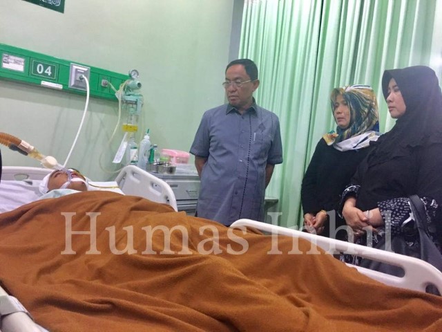 Bupati HM.Wardan didampingi Istri besuk Bayu Alfansah dan Yukal di Pekanbaru. 