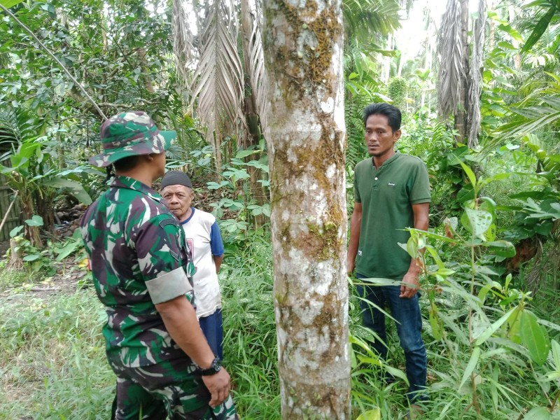 Babinsa Koramil 07/Reteh Rutin Lakukan Patroli Tapal Batas di Wilayah Sanglar