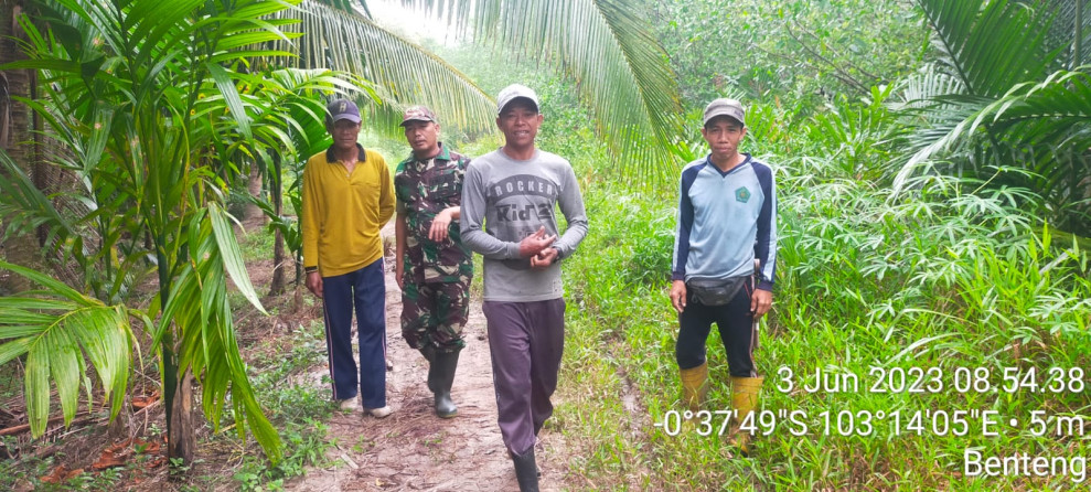 Babinsa Koramil 07/Reteh Cegah Kebakaran Melalui Patroli dan Sosialisasi