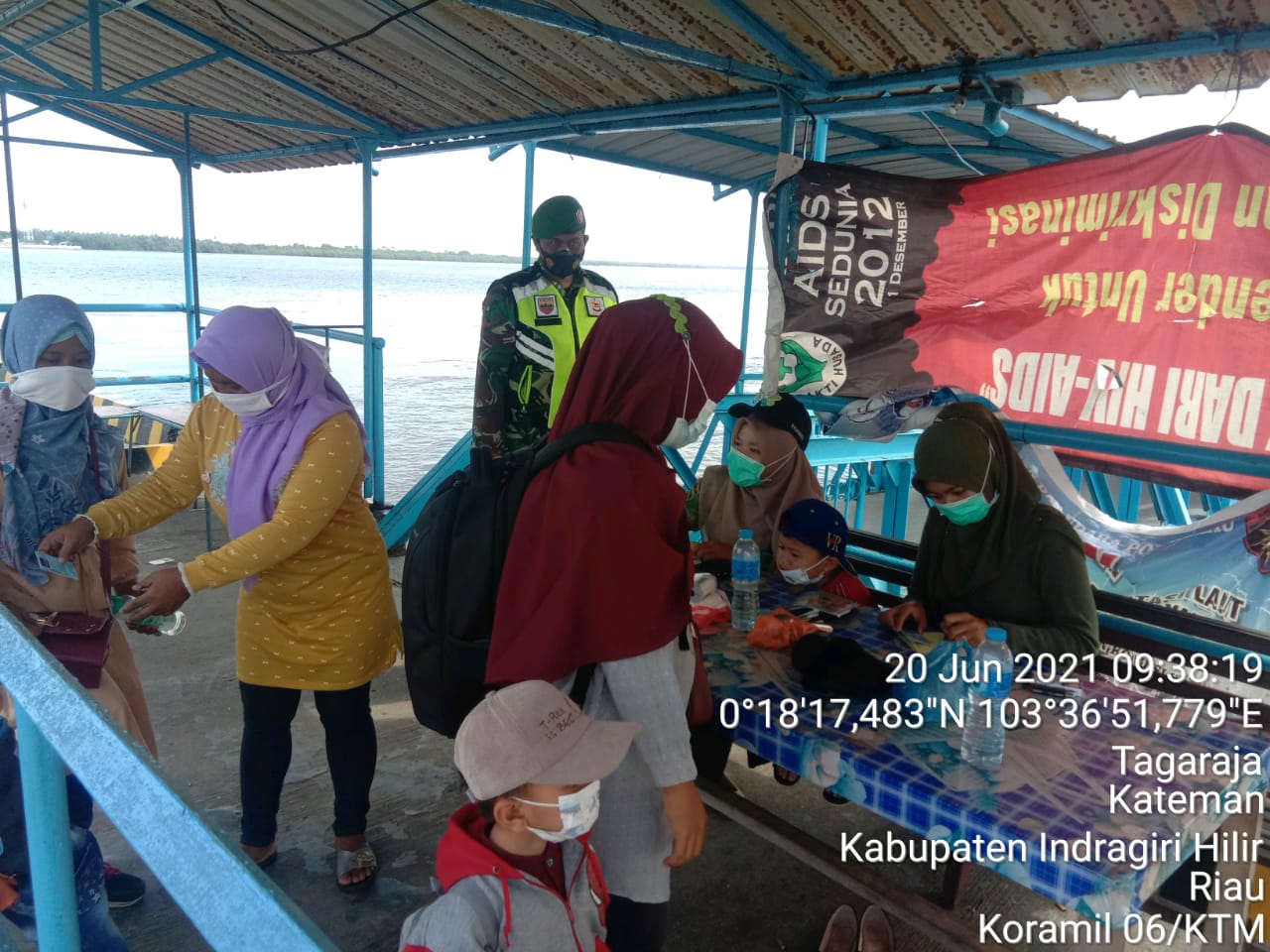Babinsa Kopda Al-Alim Rutin Laksanakan Penegakan Protkes di Pelabuhan Sungai Guntung
